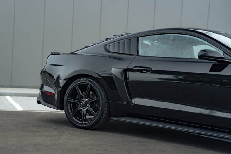 FORD MUSTANG