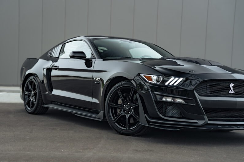 FORD MUSTANG